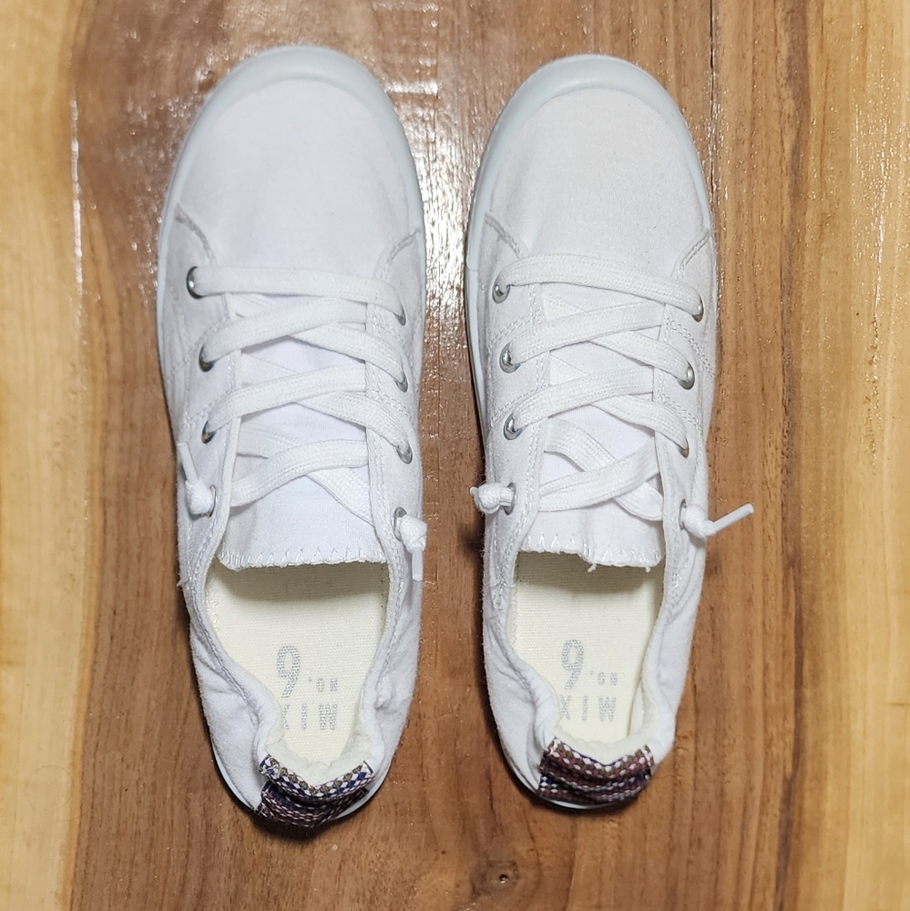 MIX NO. 6 Size 6 Womens White Casual Slip-on Sneakers